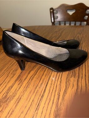 Life Stride Black Patent Low Heel Pumps